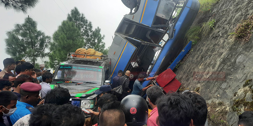 मकवानपुरमा बस दुर्घटनाः घटनास्थलमै ६ जनाको मृत्यु