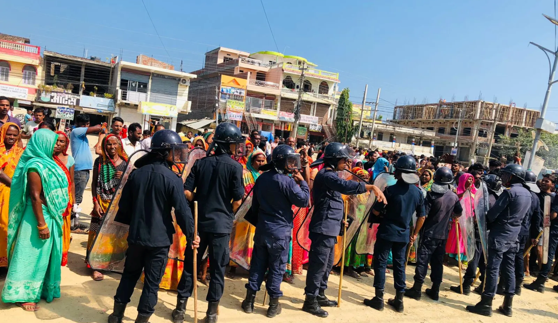 सिरहाको मिर्चैयामा प्रहरी कुटपिटको विरोधमा चक्का जाम