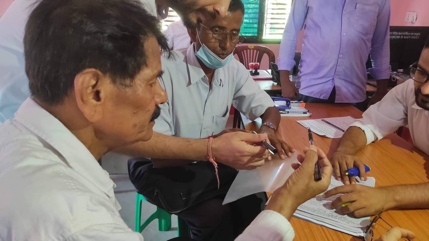 धनुषा २ मा जसपाका गंगाराम यादवले दर्ता गराए उम्मेदवारी, एमालेका अरगरिया पनि दर्ता गराउँदै