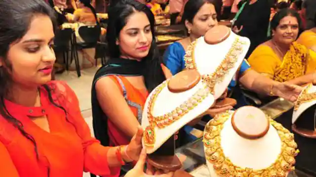 आज धनतेरस : बजारमा किनमेल गर्नेको भीडभाड