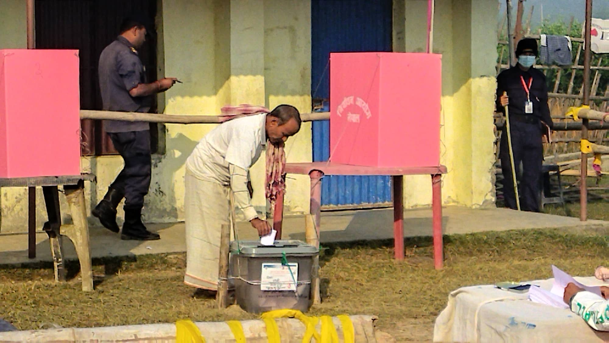 स्थगित भएका १६ मदतान केन्द्रमा अझै सुरु भएन मतदान
