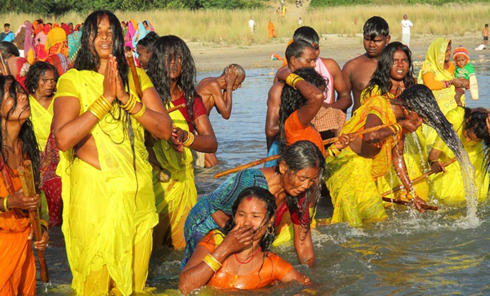 सिरहा–धनुषा जोड्ने कमला नदीमा भूत मेला, हई भगतकाली राघो बन्नी… (हेर्नुहोस् भिडिओ)