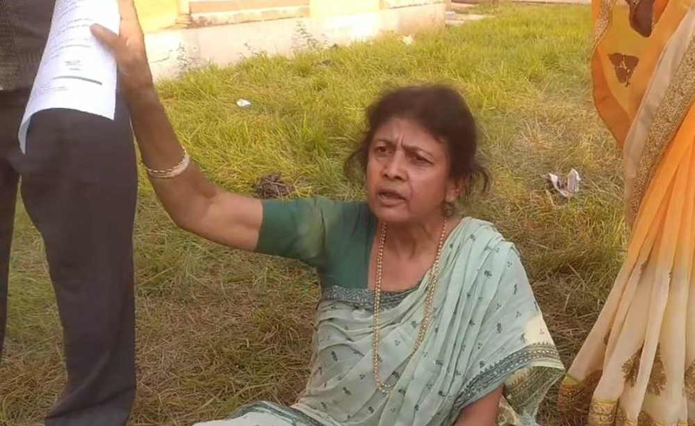 सिरहा १ : मतगणनास्थलमा सरिता गिरीको धर्ना, वडा मिसाएर मत गन्नुपर्ने माग