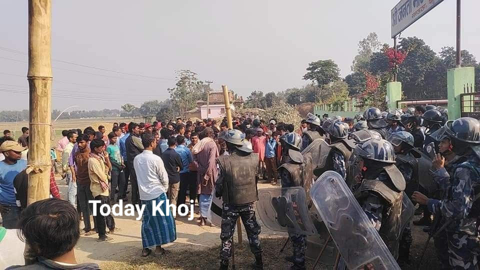 रौतहटमा छात्रालाई दुव्र्यवहार गर्ने शिक्षकमाथि ढुंगामुढा, प्रहरीले हवाई फाइर गरेर उद्धार गरे