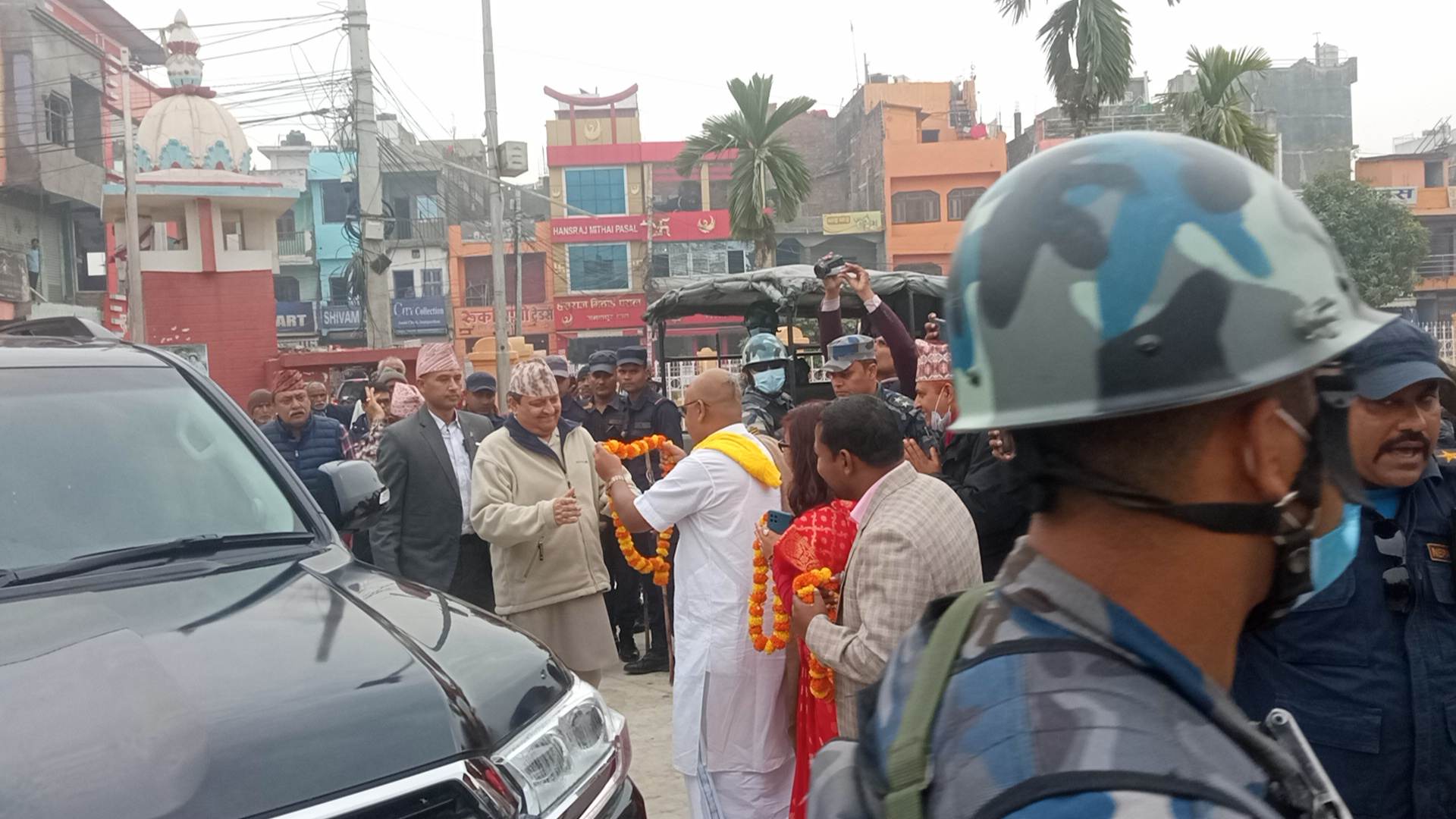 ज्ञानेन्द्रलाई जानकी मन्दिरमा रातो कार्पेट, राजा आऊ देश बचाउको लाग्यो नारा