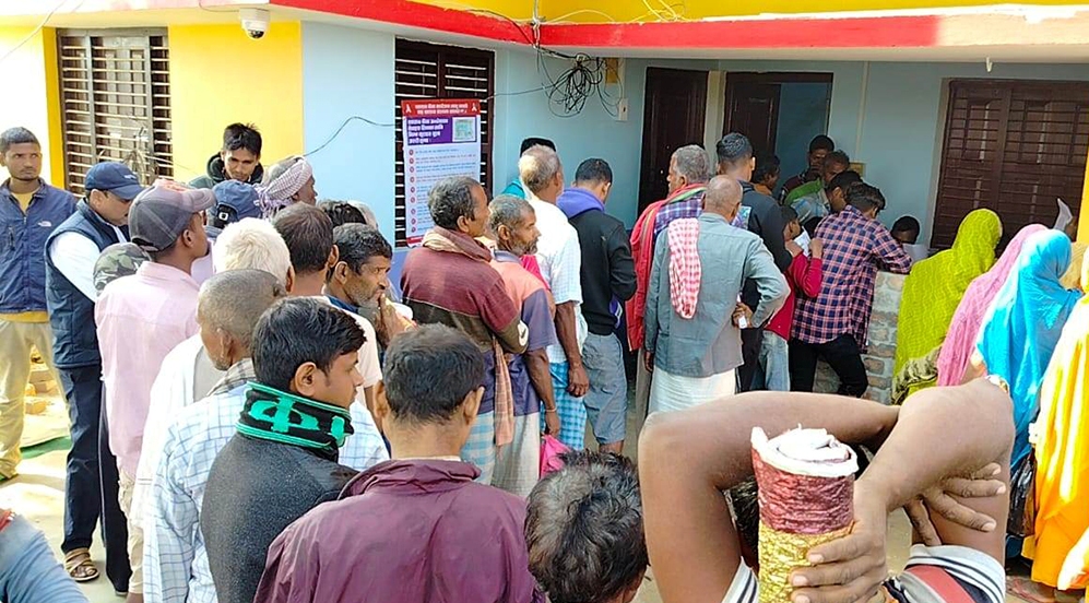 मधेसमा मलको हाहाकार, ‘चर्को स्वर’ गर्नेलाई २० किलो दिएर थुमथुम्याइँदै (भिडिओ)
