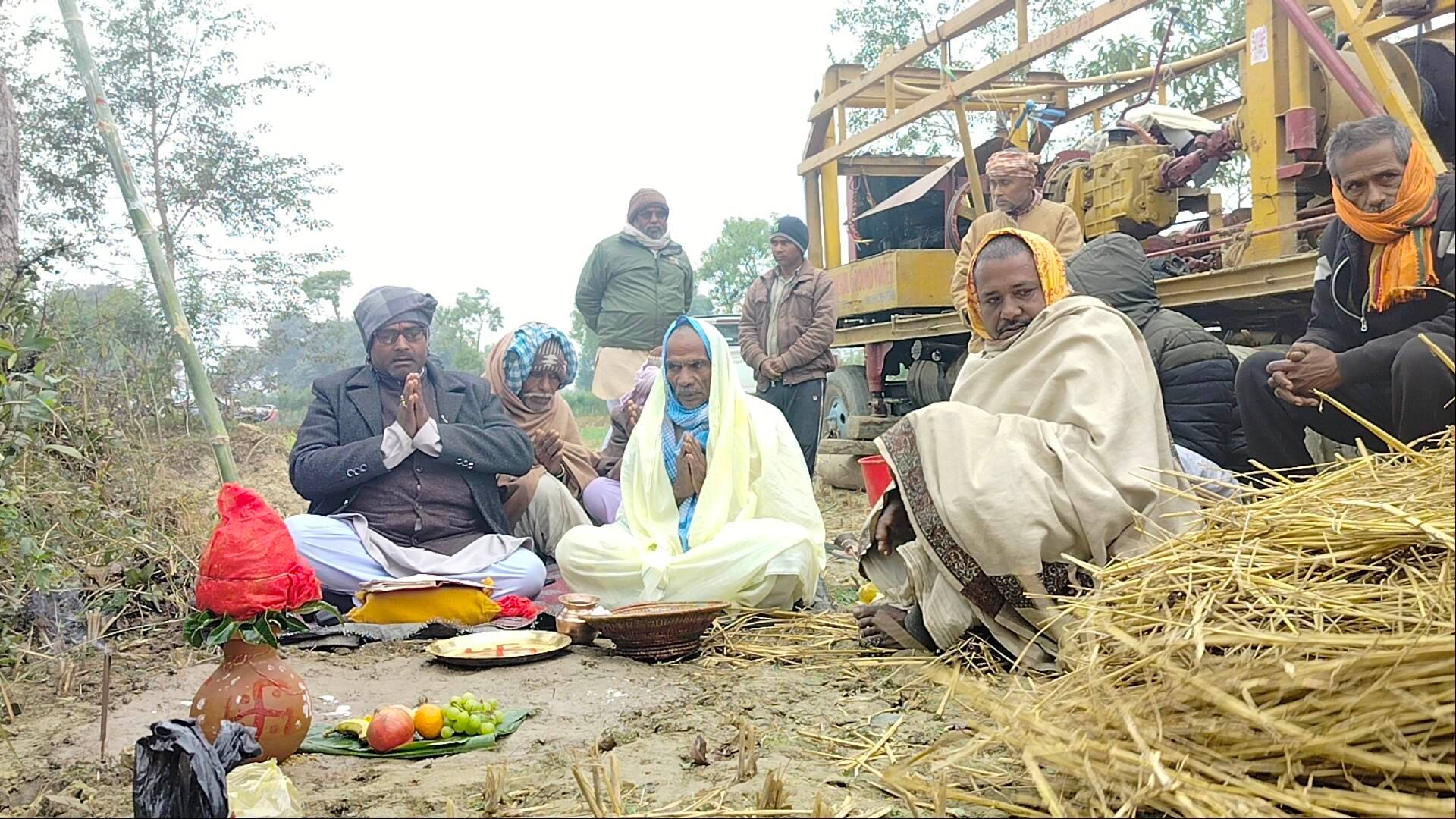 औरही गाउँपालिका अध्यक्ष शिवजी यादवले गरे बोरिङको शिलान्यास, ६० विघा खेतमा सिँचाई हुने