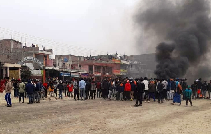 सिरहाको मिर्चैया बजार तनावग्रस्त, प्रहरीले गोली चलायो