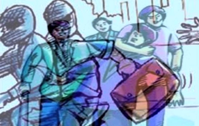 सिरहामा प्रहरी र मनि ट्रान्सफरकै कर्मचारीबाट दिउँसै लुटियो ९ लाख रुपैयाँ