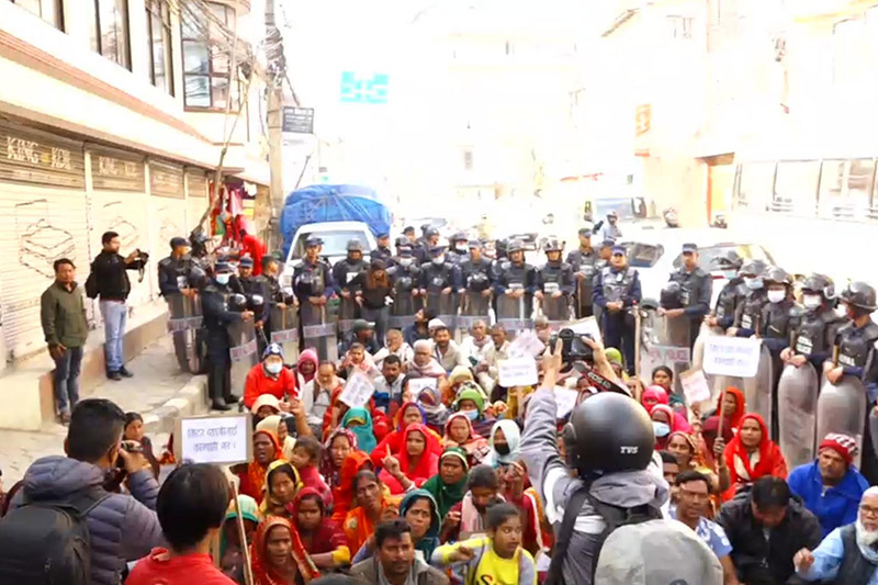 मधेशका मिटरब्याज पीडितहरु प्रधानमन्त्रीलाई भेट्न बालुवाटर पुगे