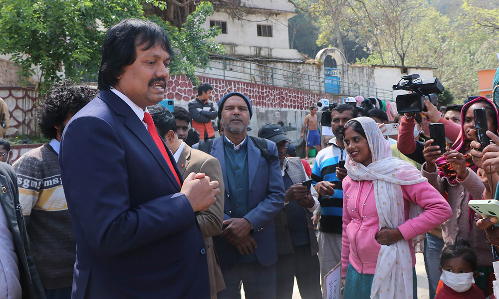 बर्दिबासबाट हिँडेर काठमाडौं पुगेका मिटरव्याजपीडितलाई सीके राउतले भेटे