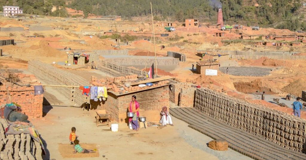 गोलबजारमा ईंटा उद्योगको पर्खालले किचेर महिला मजदुरको मृत्यु, दुई जना घाईते