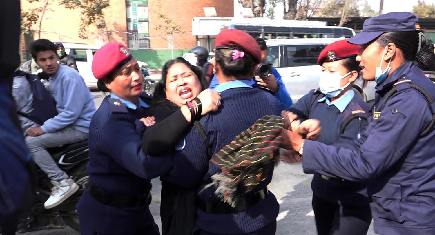 न्यायाधीशलाई अदालतमै जुत्ता हानेकी आरती पक्राउ