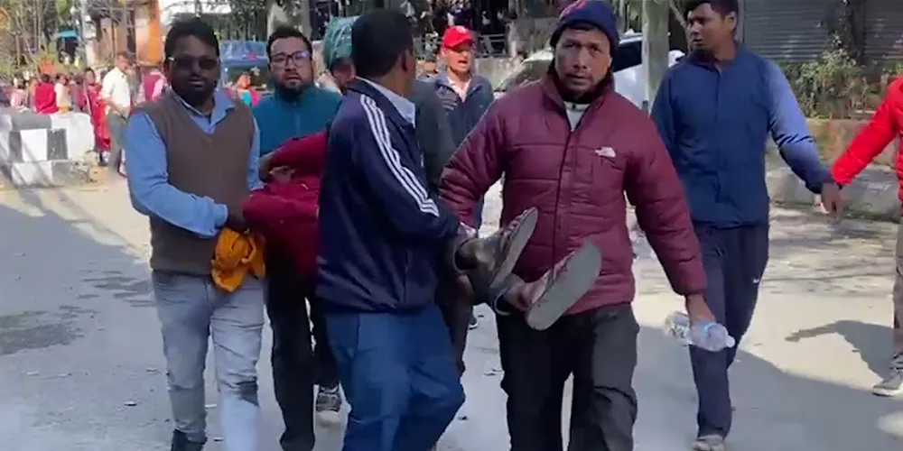 लघुवित्त पीडित र प्रहरीबीच बालुवाटारमा झडप, प्रदर्शनकारी घाइते