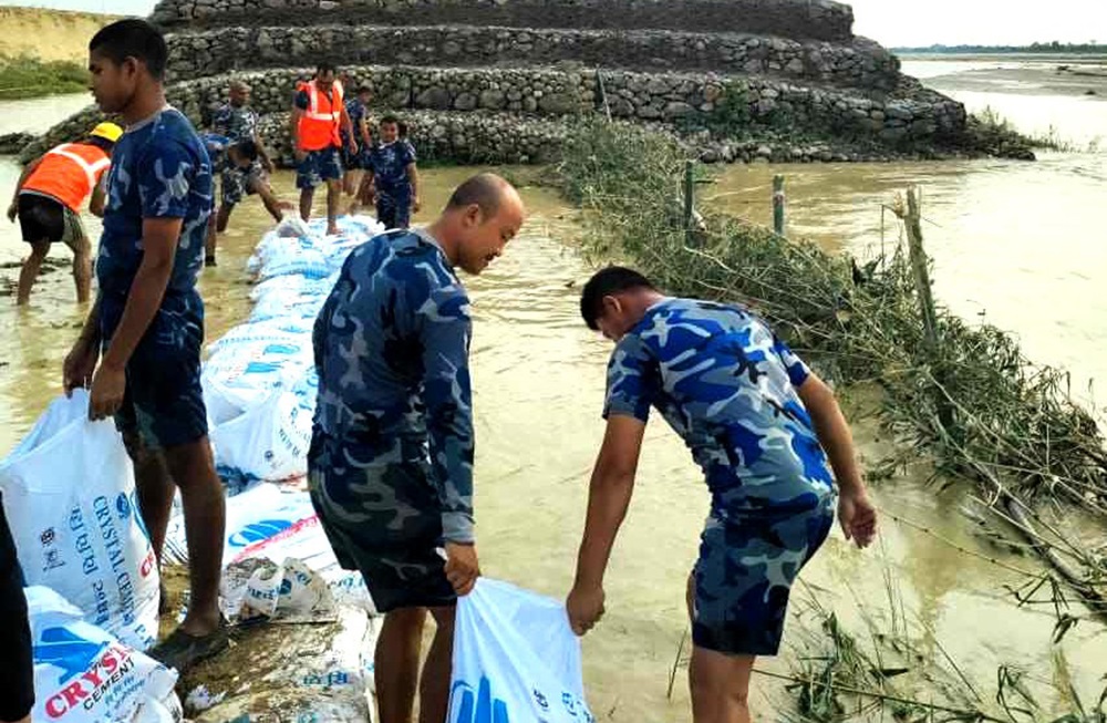 सिरहाको बलान नदीमा सुरक्षाकर्मीले अस्थायी तटबन्ध निर्माण गरिँदै