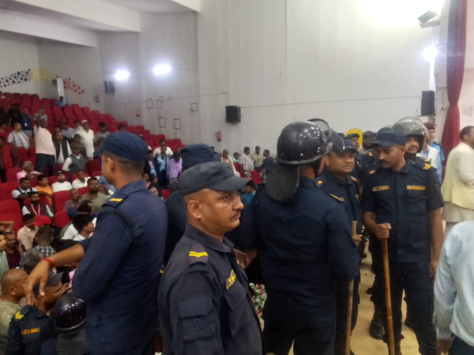 एमाले धनुषाको अधिवेशनस्थल तनावग्रस्त, ठूलो संख्यामा प्रहरी परिचालन