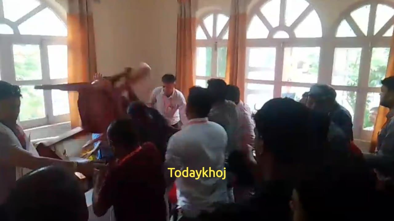 एमाले धनुषा अधिवेशनमा दुई समूहबीच कुटाकुट, कुर्सी हानाहान !