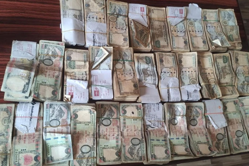 सप्तरी प्रहरीले २३ लाखसहित दुई जनालाई समात्यो