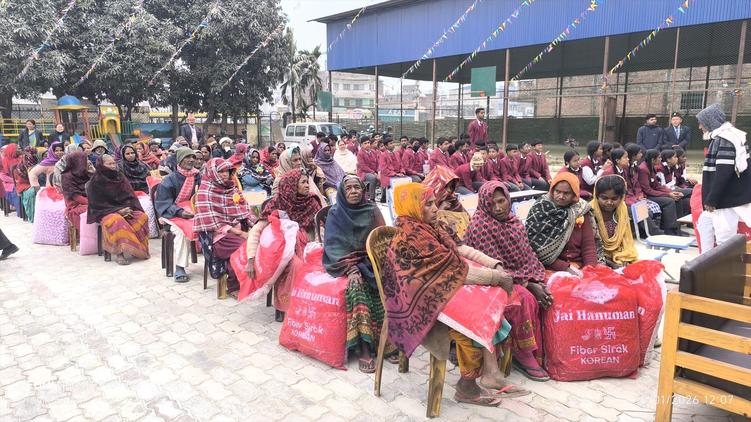सहिद दिवसमा मानवताको उज्यालो उदाहरण-  लहानमा नाइटिंगेल स्कूलद्वारा विपन्नलाई कम्बल वितरण